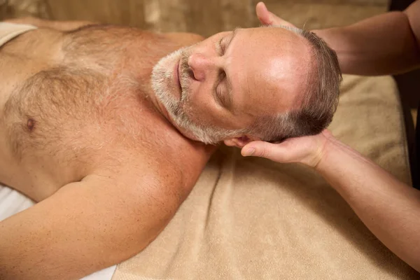 Physiotherapist Supports Man Head Manual Manipulations Patient Undergoes Course Wellness — Foto Stock