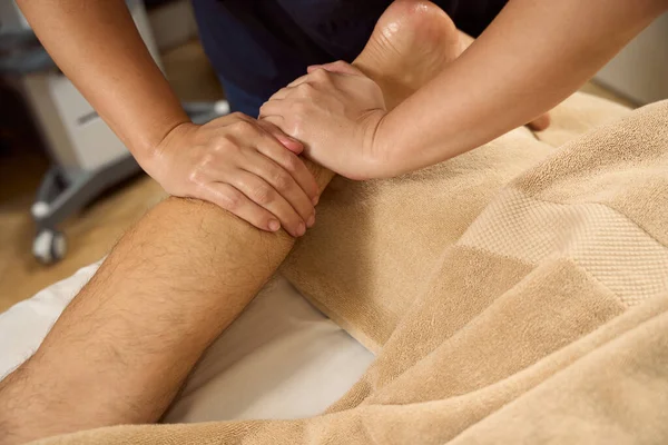 Woman Kneads Muscles Client Leg Force Man Receives Relaxing Massage — Foto Stock