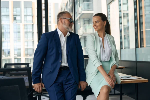 Excited Woman Middle Aged Man Business Clothes Looking Each Other — Φωτογραφία Αρχείου