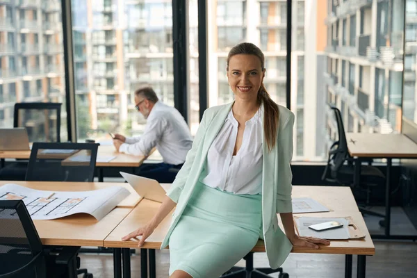 Joyous Businesswoman Smiling Brightly Sitting Edge Office Table While Her — Φωτογραφία Αρχείου