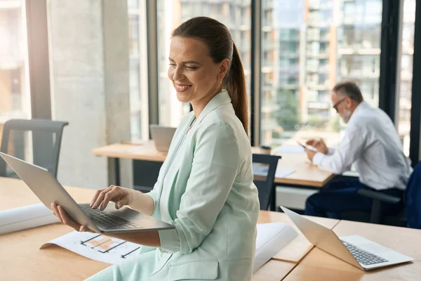 Agreeable Businesswoman Big Smile Looking Laptop Screen While Working Modern — Φωτογραφία Αρχείου