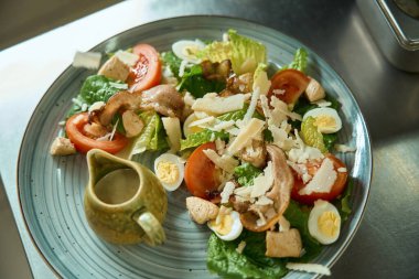Plate is a salad of chicken and fresh vegetables, this is a diet recipe