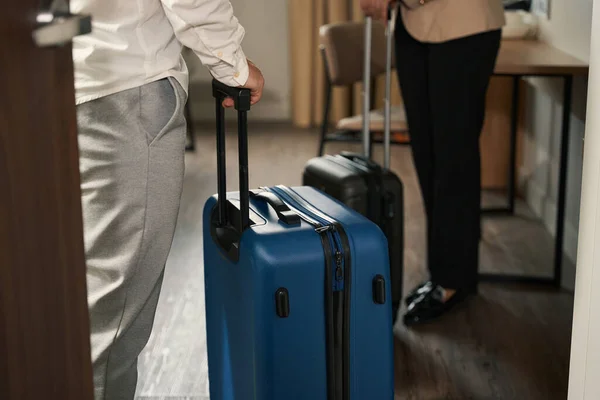 Traveling Couple Standing Hotel Room Travel Suitcases Room Has Minimalist — Foto de Stock