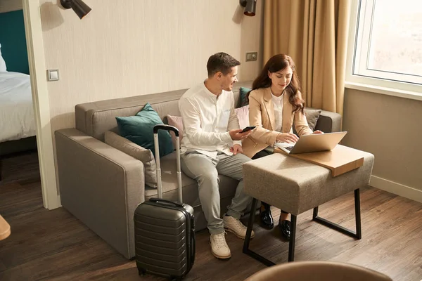 Cute Young Businessmen Sitting Sofa Phone Laptop Travel Suitcase Standing — Foto de Stock