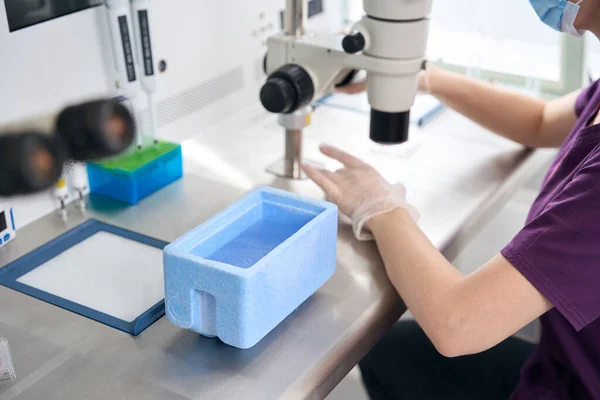 Clinic Employee Prepares Biomaterial Vitrification Foreground Cuvette Liquid Nitrogen — Stock Photo, Image