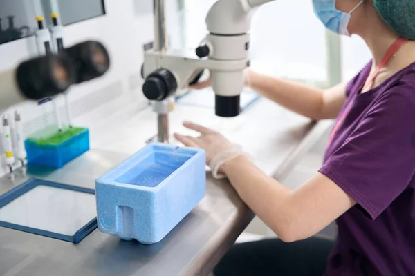 Female Geneticist Prepares Biomaterial Vitrification Foreground Cuvette Liquid Nitrogen — Stock fotografie
