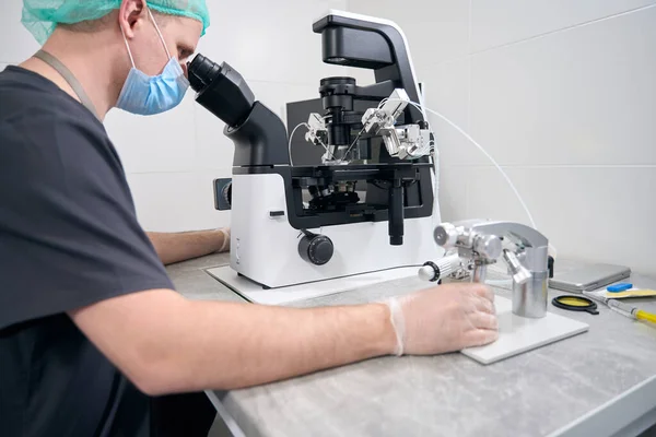 Embryolog Zákrokem Oplodnění Vajíčka Muž Používá Moderní Vybavení — Stock fotografie