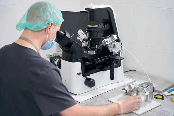 Lékař Embryolog Zákrokem Oplodnění Vajíčka Specialista Používá Výkonný Mikroskop Mikromanipulátorem — Stock fotografie