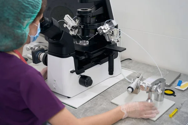 Embryolog Laboratorní Asistent Pod Mikroskopem Mikromanipulátorem Provádí Oplodnění Vajíčka Pomocí — Stock fotografie