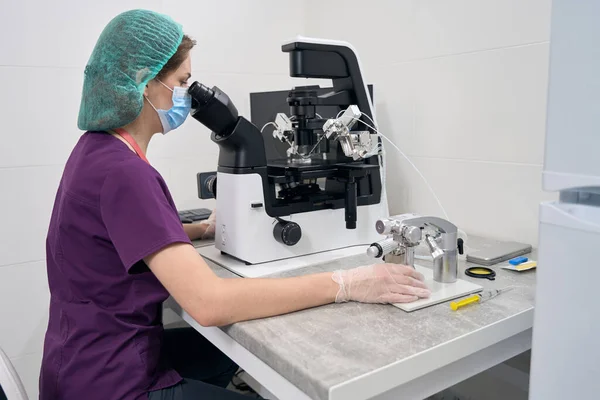 Žena Embryoložka Pod Mikroskopem Mikromanipulátorem Provádí Oplodnění Vajíčka Laboratoři Lehká — Stock fotografie