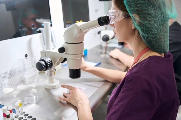 Woman Laboratory Assistant Looks Microscope Laboratory She Overalls — Stock Photo, Image