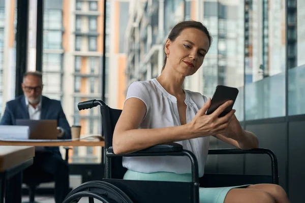 Επιχειρηματίας Αναπηρική Καρέκλα Μιλάει Στο Τηλέφωνο Υπάλληλός Της Δουλεύει Στο — Φωτογραφία Αρχείου