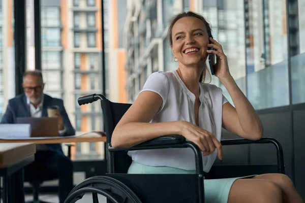 Όμορφη Γυναίκα Αναπηρική Καρέκλα Μιλάει Στο Τηλέφωνο Στο Γραφείο Συνάδελφός — Φωτογραφία Αρχείου