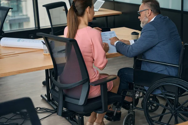 Επιχειρηματικοί Εταίροι Μια Λεπτή Γυναίκα Και Ένας Άνδρας Αναπηρική Καρέκλα — Φωτογραφία Αρχείου