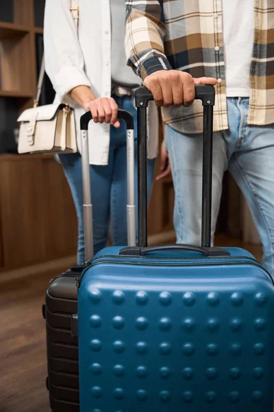 Man Woman Standing Travel Suitcases Hotel Room Wearing Jeans — Foto de Stock