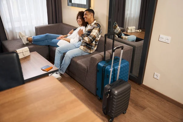 Joyful Newlyweds Resting Sofa Road Suitcases Bags Passports — Foto de Stock