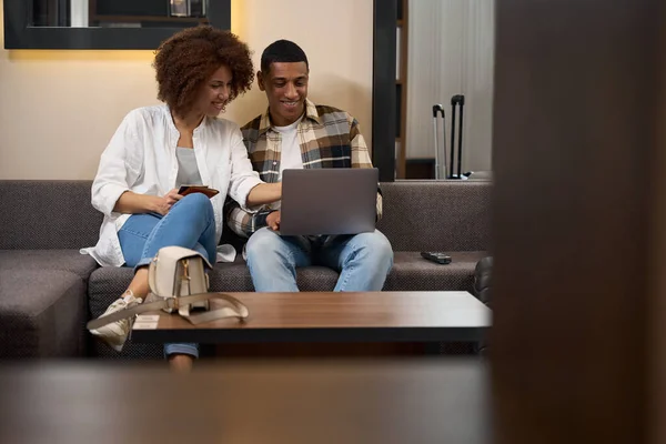 Multiracial Couple Sitting Sofa Front Laptop Woman Pointing Screen — Foto de Stock