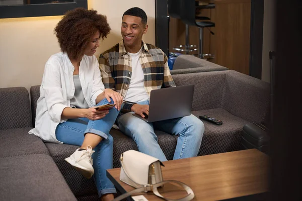 Multiracial Husband Wife Sit Couch Chat Man Has Laptop His — Foto de Stock