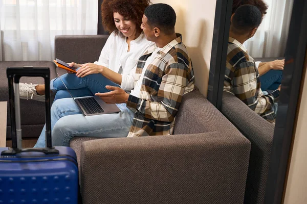 Jóvenes Viajeros Están Sentados Sofá Una Habitación Hotel Con Pasaportes — Foto de Stock