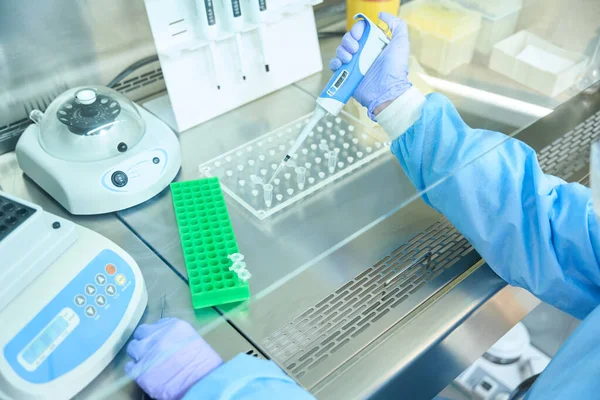 Virologist Collects Liquid Special Pipette Dispenser Specialist Uses Special Reagents — Stockfoto