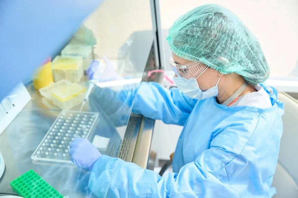 Hematologist Works Sterile Diagnostic Laboratory Glass Front Her Samples Biomaterial —  Fotos de Stock