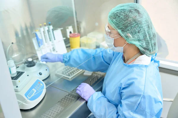 Virologist Laboratory Assistant Works Virus Samples Sterile Room She Uses — Stock fotografie