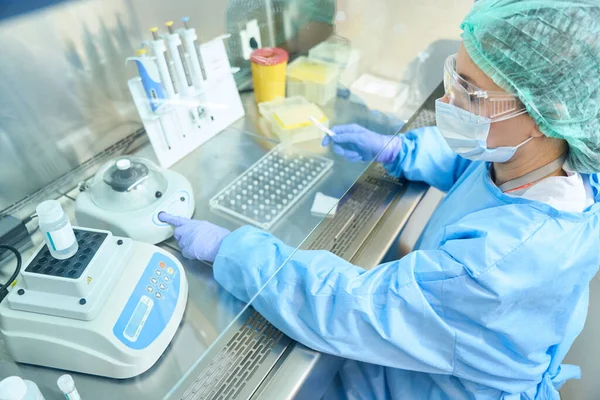 Woman Hematologist Sterile Overalls Uses Centrifuge Biochemical Analyzer Modern Diagnostic — Stockfoto