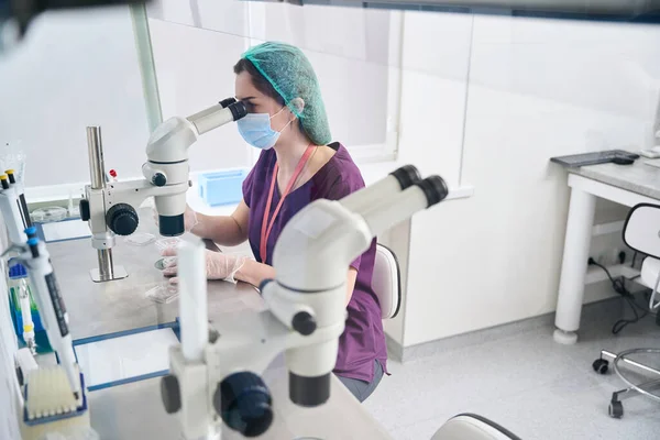 Medical Worker Overalls Protective Mask Looks Eyepiece Microscope Equipment Vitrification — Stockfoto