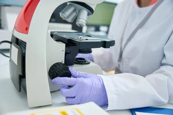 Geneticist Testing Unit Studies Biomaterial Dna Test Specialist Uses Microscope — Stockfoto