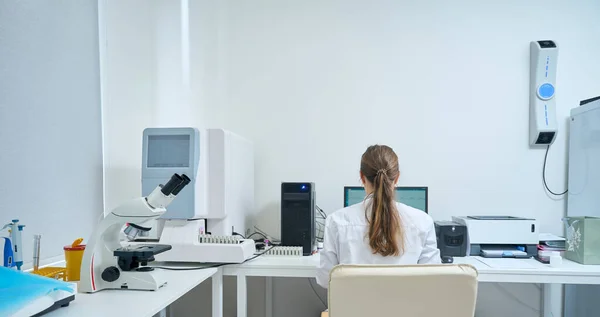 Woman Works Computer Diagnostic Laboratory Lot Special Equipment Room — Stock Photo, Image