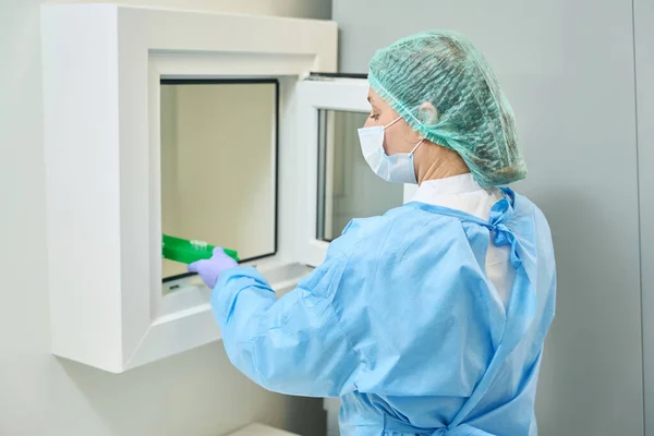 Virologist Laboratory Assistant Transfers Images Viruses Sterile Room Non Sterile — Stock Photo, Image