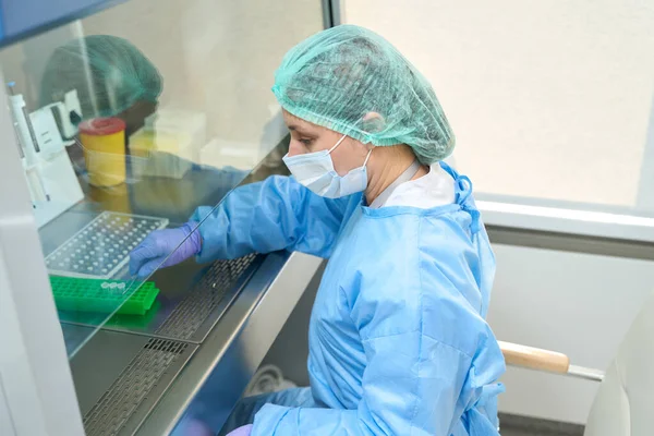Female Virologist Works Virus Samples Sterile Room She Wearing Protective — Stock fotografie