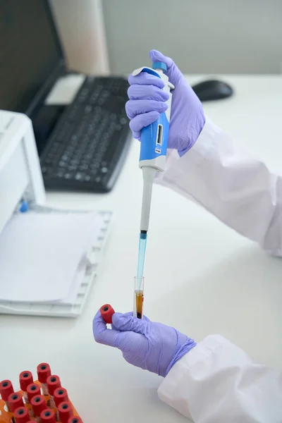 Laboratory Employee Works Special Dispenser Collecting Blood Test Tube Next — Stockfoto