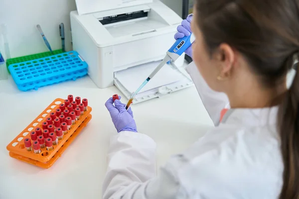Woman Laboratory Assistant Works Blood Samples Loaded Test Tubes Test — Stock fotografie