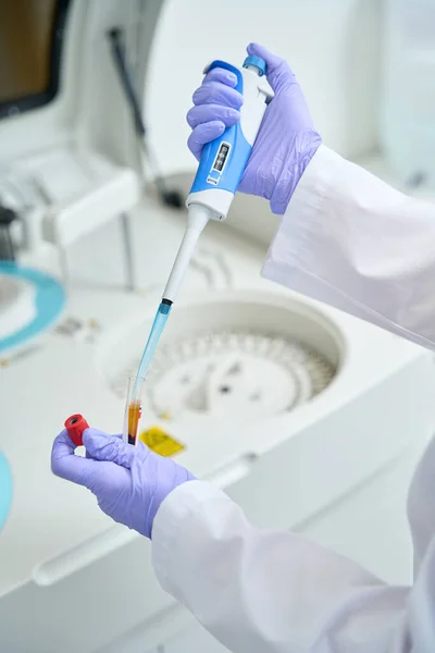 Laboratory Assistant Collects Biomaterial Test Tube Special Pipette Equipment Testing — Stockfoto