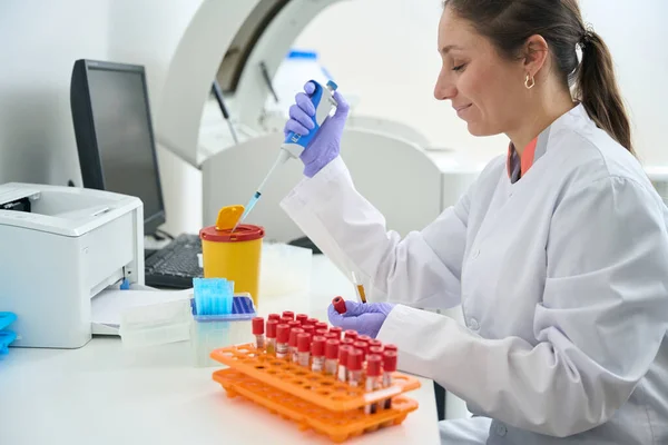 Laboratorieanställd Håller Ett Provrör Med Blodprov Händerna Provrör Med Biomaterial — Stockfoto