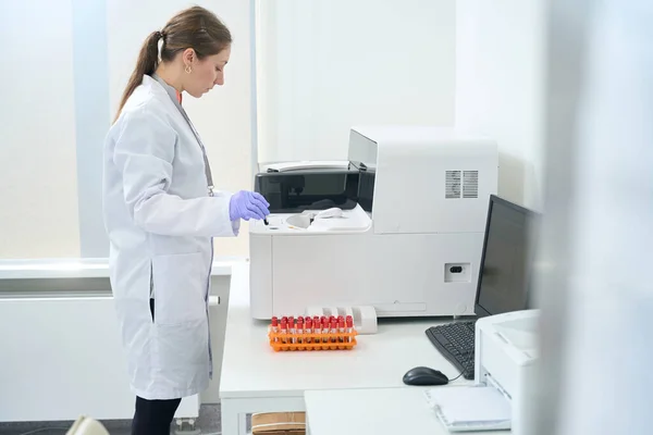 Laboratorní Asistent Pracuje Hematologickým Analyzátorem Testovací Jednotce Moderní Laboratoře Počítače — Stock fotografie