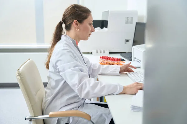 Laboratory Assistant Makes Printout Results Working Hematology Analyzer Testing Unit — Zdjęcie stockowe