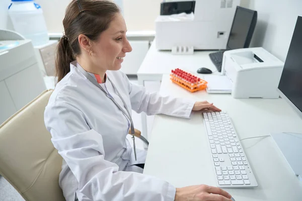 Smiling Woman Making Printout Results Hematology Analyzer Testing Unit — Foto de Stock