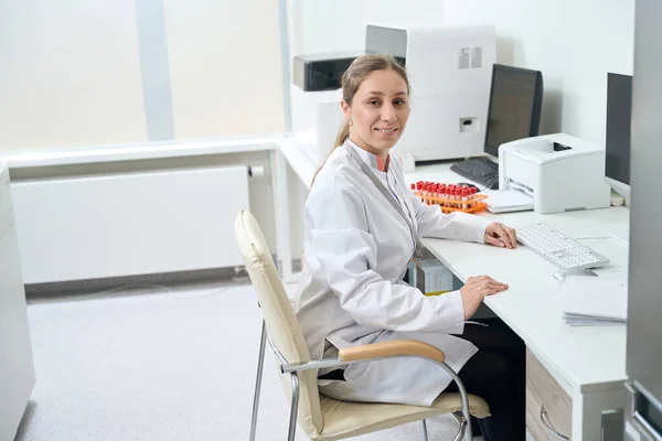 Mujer Doctora Lugar Trabajo Laboratorio Diagnóstico Equipo Moderno Oficina —  Fotos de Stock