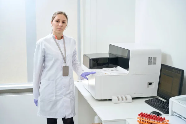 Ženská Genetička Stojí Testovací Jednotce Její Ruka Spočívá Imunochemiluminiscenčním Analyzátoru — Stock fotografie