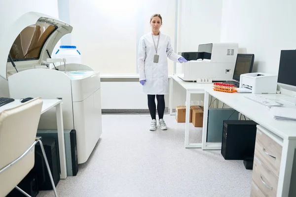 Kobieta Pracownik Służby Zdrowia Stoi Jednostce Testowej Istnieje Wiele Komputerów — Zdjęcie stockowe