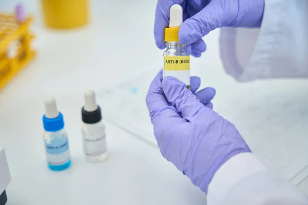 Hematologist Holds Reagent Determining Blood Group His Hands Specialist Works — Fotografia de Stock