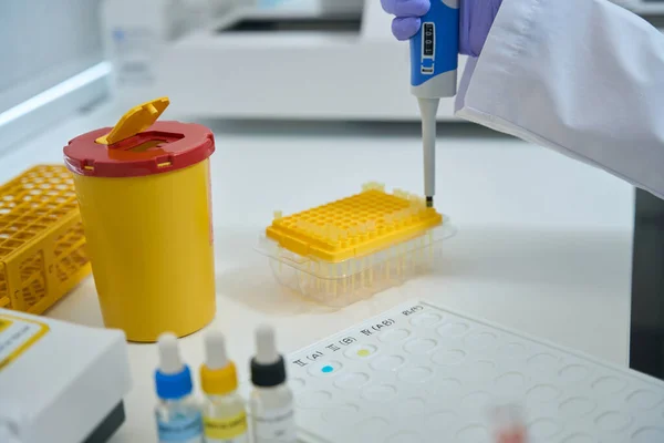 Laboratorní Asistent Chemické Laboratoři Provádí Krevní Testy Používá Speciální Činidla — Stock fotografie