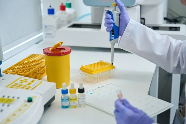 Laboratorní Lékař Sbírá Biomateriál Speciálním Dávkovačem Provádí Krevní Skupinu Test — Stock fotografie
