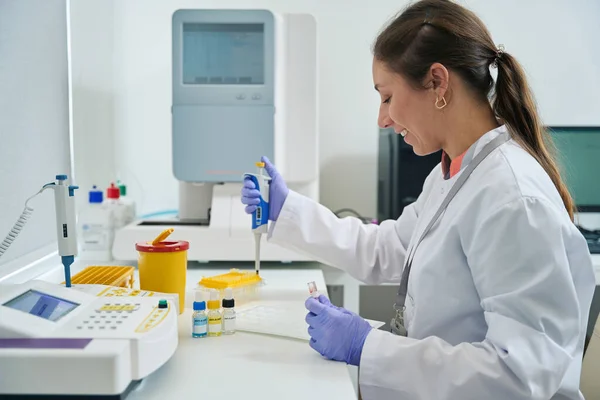 Genetik Sbírá Vzorek Biomateriálu Pro Test Žena Pracuje Světlé Místnosti — Stock fotografie