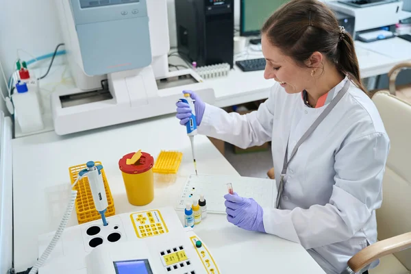Female Laboratory Assistant Conducts Blood Group Test Testing Unit Laboratory — Foto de Stock