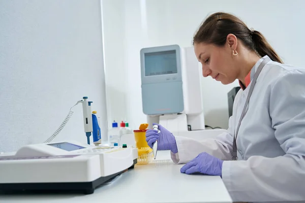 Laboratorní Asistentka Sbírá Vzorek Biomateriálu Pro Test Speciální Pipetou Žena — Stock fotografie