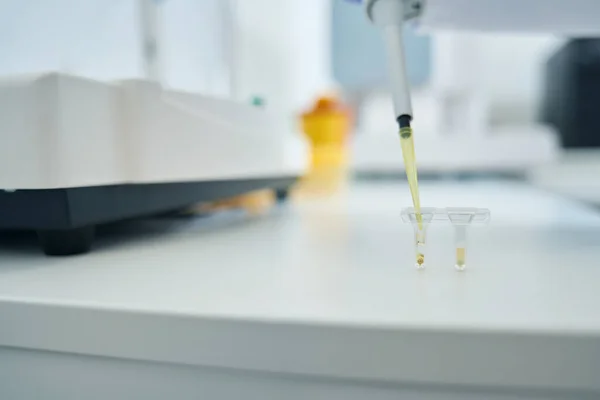 Conducting Biomaterial Analysis Diagnostic Laboratory Using Special Containers Pipette — Stock Photo, Image