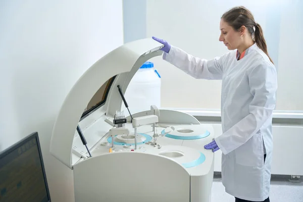Laboratory Employee Works Modern Biochemical Analyzer Used Obtain Liver Samples — Zdjęcie stockowe